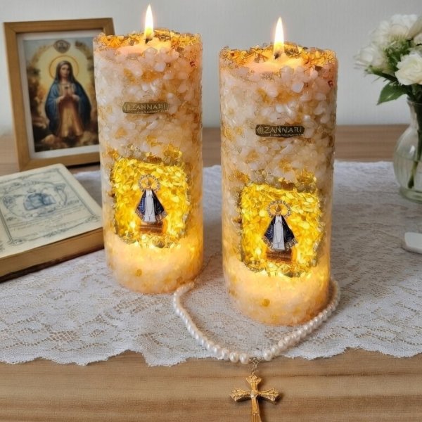 Duas Velas Sagradas Douradas iluminadas